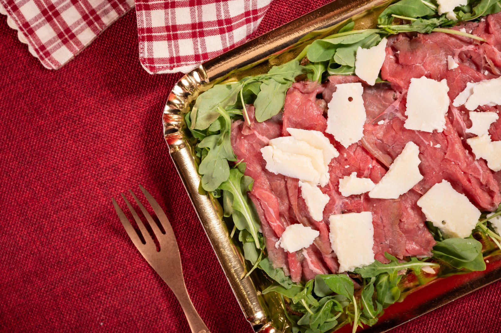 Carpaccio di bovino con asparagi bianchi di Bassano, Grana e insalatina novella