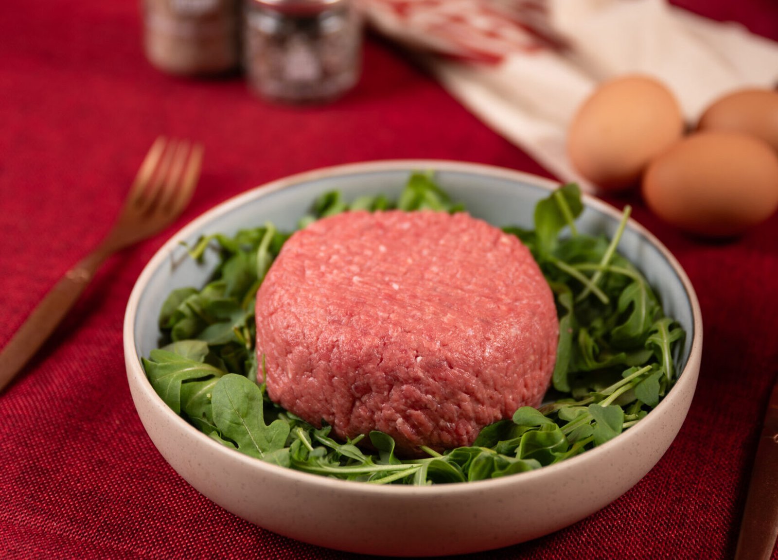 Tartare di manzo estiva con citronette la limone, avocado e misticanza croccante