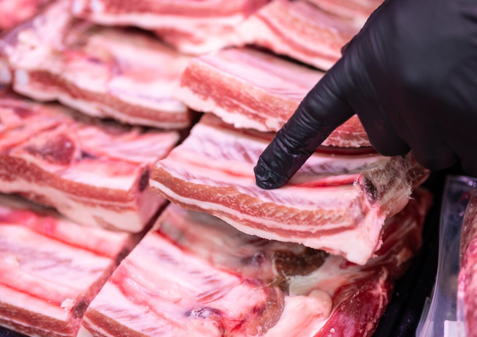 Costine di lonza di maiale al forno con patate e cipolle