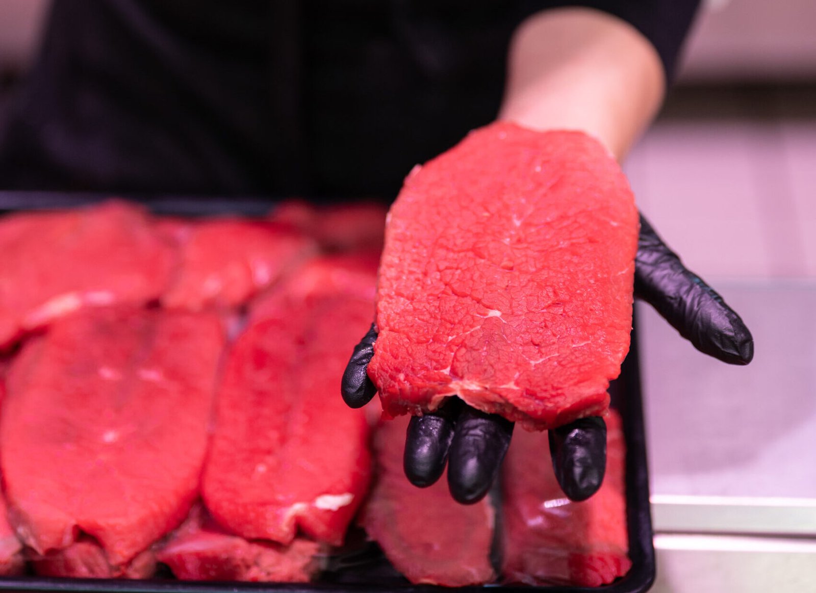 Tagliata con riduzione al pepe verde e insalata di patate novelle, fagiolini e cipolla rossa