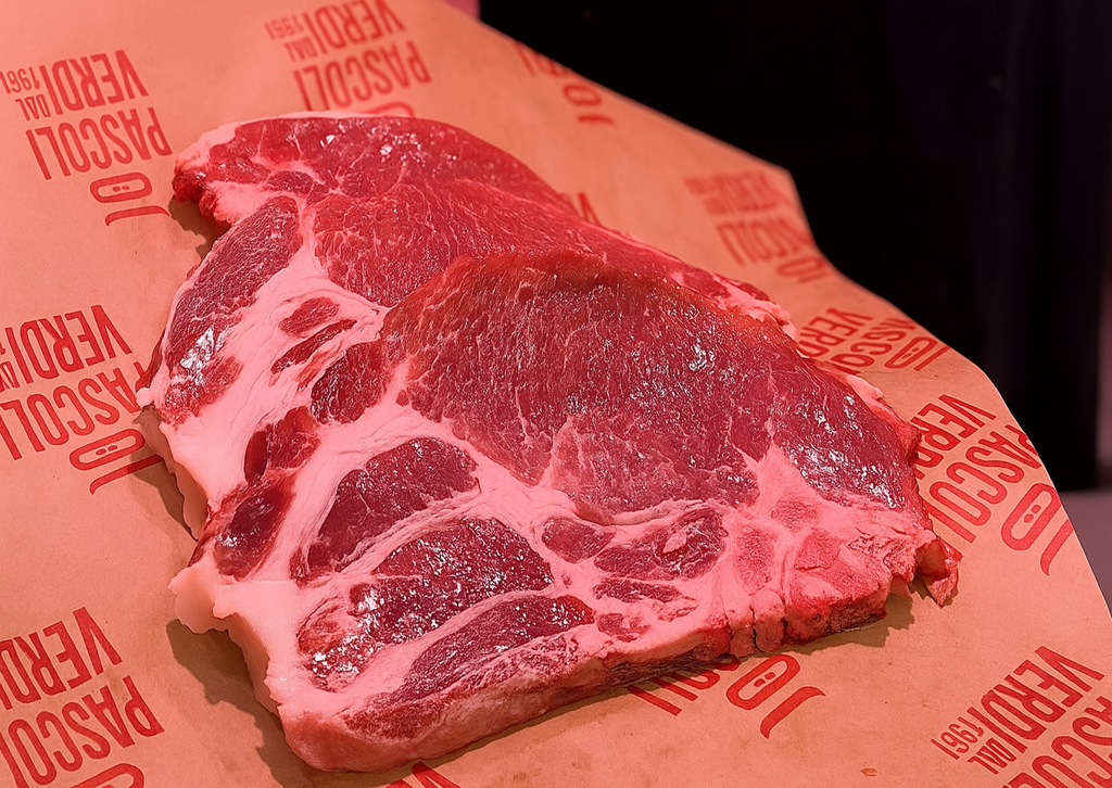 Braciole di coppa di maiale in padella con patate novelle e cipolline