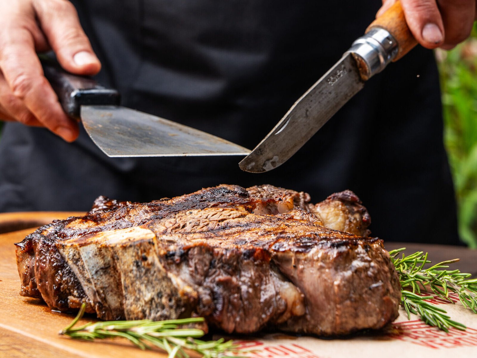 Costata alla griglia con sale affumicato e verdure grigliate