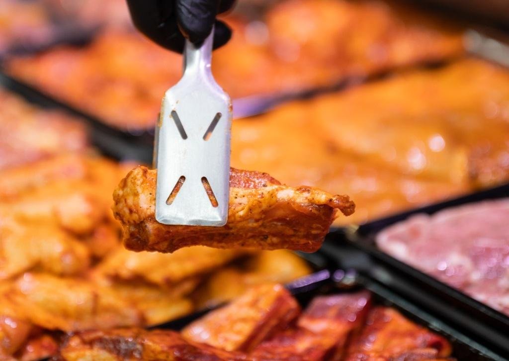 Costine di lonza di maiale in padella con peperoni e olive