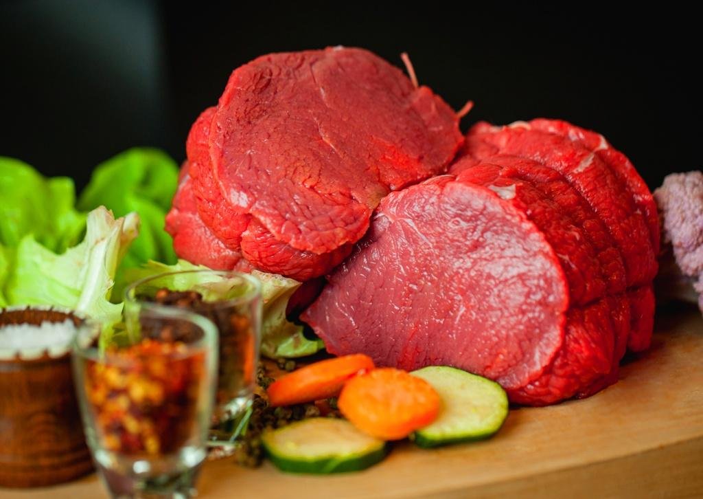 Tagliata con riduzione al pepe verde e insalata di patate novelle, fagiolini e cipolla rossa